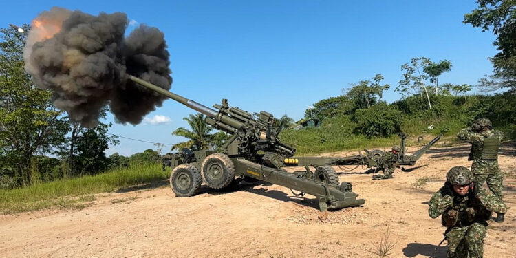 This handout picture released by the Colombian Army on January 24, 2025, shows Colombian soldiers during an artillery exercise near Tibu, Norte de Santander department, Colombia. Rebels with long weapons patrol on motorcycles one of the dusty roads in Catatumbo, the bleeding region of Colombia on the border with Venezuela. Deep in the mountains, where the armed forces can not reach, the armed rebels consolidate their de facto rule in a disputed territory. (Photo by Handout / Colombian Army / AFP) / RESTRICTED TO EDITORIAL USE - MANDATORY CREDIT "AFP PHOTO /  COLOMBIAN ARMY / HANDOUT /  " - NO MARKETING NO ADVERTISING CAMPAIGNS - DISTRIBUTED AS A SERVICE TO CLIENTS