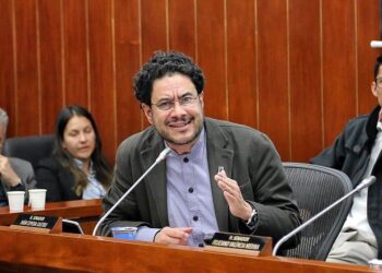 El senador Iván Cepeda, integrante del equipo negociador de paz con el ELN,