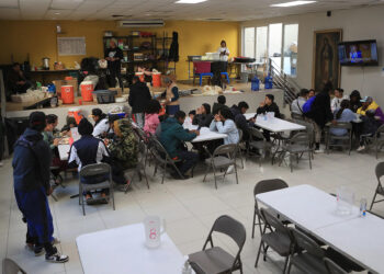 MEX9992. CIUDAD JUÁREZ (MÉXICO), 17/01/2025.- Migrantes comen en un albergue este jueves, en Ciudad Juárez (México). Migrantes, activistas y asociaciones religiosas permanecen en estado de alerta en uno de los principales cruces de la frontera de México con Estados Unidos, Ciudad Juárez, en el estado de Chihuahua, en vísperas de que Donald Trump asuma la presidencia de ese país, el 20 de enero, y concrete sus advertencias de deportaciones masivas. EFE/ Luis Torres