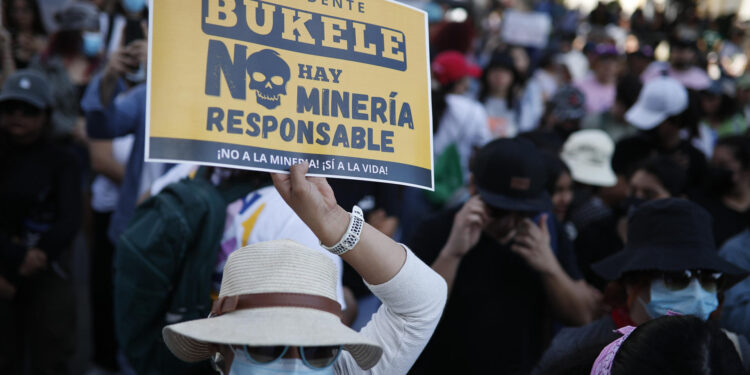 AME2527. SAN SALVADOR (EL SALVADOR), 19/01/2025.- Una persona levanta un cartel durante una manifestación contra la explotación minera este domingo, en San Salvador (El Salvador). Unas 500 personas se concentraron este domingo en el Centro Histórico de la capital de El Salvador para protestar contra la aprobación de una ley que habilita la minería metálica en el país y por el impulso a dicha industria que busca dar el presidente Nayib Bukele. EFE/Rodrigo Sura