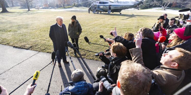 Washington (United States), 24/01/2025.- US President Donald Trump (L), alongside First Lady Melania Trump, speaks to reporters as he departs the White House for North Carolina, where he is expected to tour hurricane damage, followed by a visit to tour fire damage in Los Angeles, in Washington, DC, USA, 24 January 2025. Trump spoke about the upcoming Congressional vote on his nominee for Department of Defense Hegseth. EFE/EPA/JIM LO SCALZO