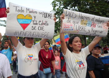 AME001. CÚCUTA (COLOMBIA), 09/01/2025.- Ciudadanos venezolanos sostienen carteles durante una manifestación este jueves, en Cúcuta (Colombia). Centenares de personas se congregaron en varias ciudades de Colombia, el país que más venezolanos acoge, en una protesta en apoyo a los líderes opositores Edmundo González Urrutia y María Corina Machado, prometiendo que irán "hasta el final" con ellos, en la víspera de la toma de posesión presidencial en el país vecino. EFE/ Mario Caicedo