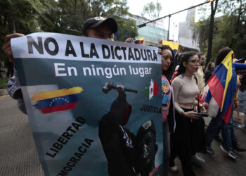 MEX9238. CIUDAD DE MÉXICO (MÉXICO), 09/01/2025.- Un venezolano opositor sostiene un cartel este jueves, en una manifestación frente a la embajada de Venezuela, en Ciudad de México (México). Un centenar de opositores venezolanos protestaron este jueves en la embajada de su país en México a un día de la investidura presidencial en Venezuela, que tanto el actual presidente, Nicolás Maduro, como el opositor Edmundo González Urrutia han prometido asumir. EFE/José Méndez