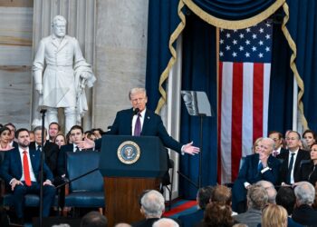 Washington (United States), 20/01/2025.- US President Donald Trump speaks after being sworn in during the inauguration of Donald Trump as the 47th president of the United States takes place inside the Capitol Rotunda of the U.S. Capitol building in Washington, D.C., USA, 20 January 2025. It is the 60th U.S. presidential inauguration and the second non-consecutive inauguration of Trump as U.S. president. (Estados Unidos) EFE/EPA/KENNY HOLSTON / POOL