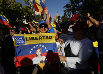 AME9960. SANTIAGO (CHILE), 09/01/2025.- Ciudadanos venezolanos asisten a una manifestación este jueves, en Santiago (Chile). El presidente de Chile, Gabriel Boric, afirmó "desde la izquierda política" que "el Gobierno de Nicolás Maduro es una dictadura", tras ser informado de la detención de la líder de la oposición venezolana María Corina Machado durante una masiva concentración en Caracas, un día antes de la toma de posesión presidencial, que tanto el líder antichavista Edmundo González Urrutia como Maduro prometen asumir. EFE/ Elvis González