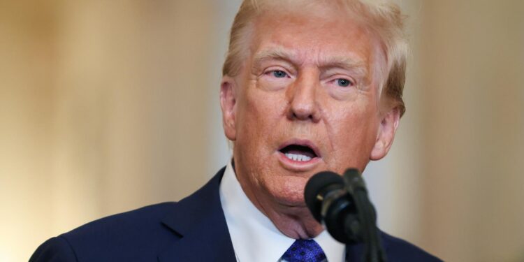 Washington (Usa), 29/01/2025.- US President Donald Trump speaks during an event in the East Room of the White House in Washington, DC, USA, 29 January 2025. The Laken Riley Act is the first bill signed by President Trump in his new administration, named after a slain Georgia nursing student and would require the detention of unauthorized immigrants that have been accused of theft and violent crimes. EFE/EPA/SAMUEL CORUM / POOL