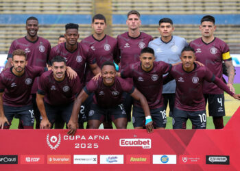 AME3699. QUITO (ECUADOR), 24/01/2025.- Jugadores de El Vinotinto Fútbol Club posan este miércoles, durante un amistoso ante el Aucas en Quito (Ecuador). El Vinotinto Fútbol Club se prepara para hacer su debut en la Serie A de la Liga Pro, la primera división de Ecuador, con la ilusión de unir a la comunidad venezolana que reside en el país andino en torno a una "marca" que también contempla proyectos sociales y culturales en favor de este grupo de migrantes. EFE/ José Jácome