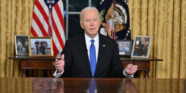 Washington (United States), 16/01/2025.- US President Joe Biden delivers his farewell address to the nation from the Oval Office of the White House in Washington, DC, USA, 15 January 2025. EFE/EPA/MANDEL NGAN / POOL