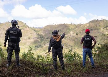 AME3331. FILAS DE MARICHE (VENEZUELA), 22/01/2025.- Funcionarios de la Policía Nacional Bolivariana (PNB) y de organismos de seguridad participan en un operativo contra el líder de la banda delincuencial de Petare, Wilexis Acevedo Monasterio, este miércoles, en Filas de Mariches, sector La Lagunita estado Miranda (Venezuela). La Policía de Venezuela mató a Wilexis Alexander Acevedo Monasterio, alias 'Wilexis' uno de los delincuentes más buscados que hacía vida en Petare, la favela más grande del país, informó el titular de Interior, Diosdado Cabello. EFE/ Ronald Pena R.