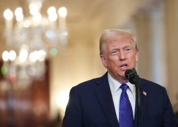 Washington (Usa), 29/01/2025.- US President Donald Trump speaks during an event in the East Room of the White House in Washington, DC, USA, 29 January 2025. The Laken Riley Act is the first bill signed by President Trump in his new administration, named after a slain Georgia nursing student and would require the detention of unauthorized immigrants that have been accused of theft and violent crimes. EFE/EPA/SAMUEL CORUM / POOL