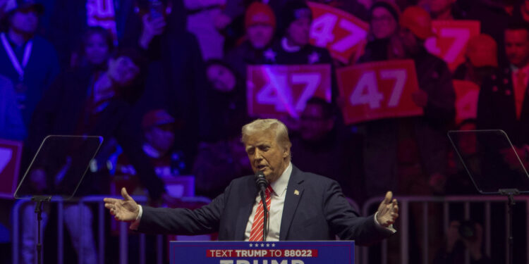 AME2558. WASHINGTON (ESTADOS UNIDOS), 19/01/2025.- El presidente electo de Estados Unidos, Donald Trump, pronuncia un discurso a sus seguidores en el estadio Capital One Arena este domingo en Washington (EE.UU.). Trump se dio un baño de masas en un mitin en un estadio de Washington, un día antes de su investidura, donde arrancó con un "¡Ganamos!" y prometió actuar con "velocidad y fuerza históricas" para cumplir sus promesas, incluida la mayor deportación jamás realizada en el país. EFE/ Ángel Colmenares