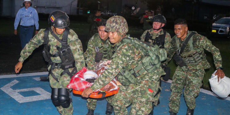 AME1970. EL TARRA (COLOMBIA), 16/01/2025.- Fotografía cedida por el Ejército Nacional de Colombia de integrantes de las Fuerzas Militares trasladando a una persona herida este jueves, en El Tarra (Colombia). La violencia estalló entre la guerrilla del Ejército de Liberación Nacional (ELN) y el Estado Mayor Central (EMC), una de las disidencias de las antiguas FARC, en la convulsa región del Catatumbo, en el noreste de Colombia, donde se cobró la vida de por lo menos cuatro firmantes del acuerdo de paz. EFE/ Ejército Nacional de Colombia /SOLO USO EDITORIAL/SOLO DISPONIBLE PARA ILUSTRAR LA NOTICIA QUE ACOMPAÑA (CRÉDITO OBLIGATORIO)