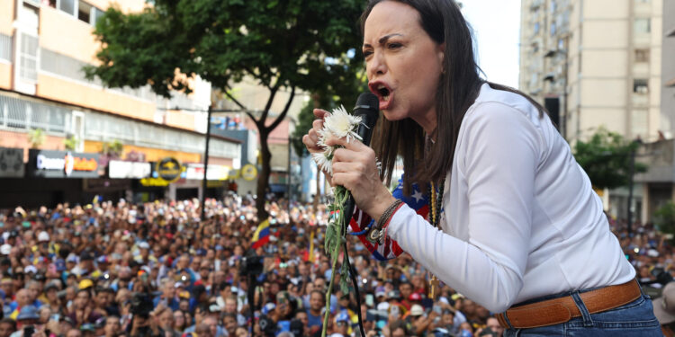 AME9799. CARACAS (VENEZUELA), 09/01/2025.- La líder antichavista María Corina Machado pronuncia un discurso este jueves, en una manifestación en Caracas (Venezuela). Machado anunció, a un día de la toma de posesión presidencial, el comienzo de una "nueva fase" del proceso para "la libertad de Venezuela", y pidió a los ciudadanos estar atentos a las señales sobre los próximos pasos. EFE/ Miguel Gutiérrez