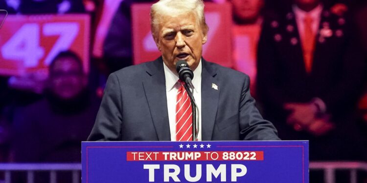 Washington (United States), 19/01/2025.- US President-elect Donald Trump addresses supporters at a rally at Capital One Arena in Washington, DC, USA, 19 January 2025. President-elect Donald Trump, who defeated Joe Biden to become the 47th president of the United States, will be inaugurated on 20 January, though all of the planned outdoor ceremonies and events have been cancelled due to a forecast of extreme cold temperatures. (Estados Unidos) EFE/EPA/WILL OLIVER