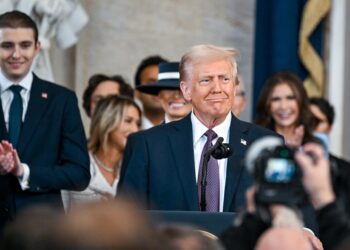 Washington (United States), 20/01/2025.- US President Donald Trump speaks after being sworn in during the inauguration of Donald Trump as the 47th president of the United States takes place inside the Capitol Rotunda of the U.S. Capitol building in Washington, D.C., USA, 20 January 2025. It is the 60th U.S. presidential inauguration and the second non-consecutive inauguration of Trump as U.S. president. (Estados Unidos) EFE/EPA/KENNY HOLSTON / POOL