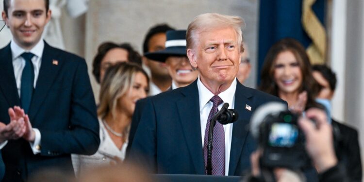 Washington (United States), 20/01/2025.- US President Donald Trump speaks after being sworn in during the inauguration of Donald Trump as the 47th president of the United States takes place inside the Capitol Rotunda of the U.S. Capitol building in Washington, D.C., USA, 20 January 2025. It is the 60th U.S. presidential inauguration and the second non-consecutive inauguration of Trump as U.S. president. (Estados Unidos) EFE/EPA/KENNY HOLSTON / POOL