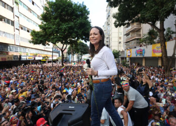 AME9799. CARACAS (VENEZUELA), 09/01/2025.- La líder antichavista María Corina Machado pronuncia un discurso este jueves, en una manifestación en Caracas (Venezuela). Machado expresó, cuando salió de la clandestinidad para participar en una protesta en Caracas, que Venezuela "superó el miedo" al estar en las calles para -aseguró- defender el reclamado triunfo de Edmundo González Urrutia en las elecciones del pasado julio, en las que Nicolás Maduro fue proclamado ganador por el organismo comicial. EFE/ Miguel Gutiérrez