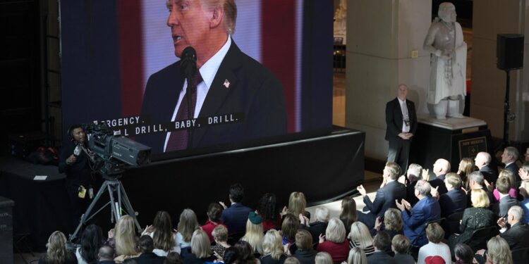 Washington (United States), 20/01/2025.- Guests in the viewing area in Emancipation Hall watch President Donald Trump deliver his inaugural address on screen during the 2025 Presidential Inauguration at the U.S. Capitol. EFE/EPA/Jasper Colt / POOL