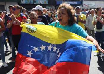 AME9695. CARACAS (VENEZUELA), 09/01/2025.- Simpatizantes del líder opositor venezolano Edmundo González Urrutia animan en una concentración este jueves, en Caracas (Venezuela). EFE/ Miguel Gutiérrez