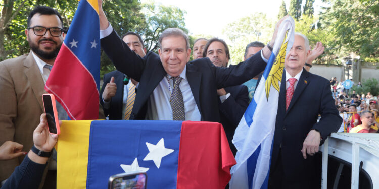 AME8598. MONTEVIDEO (URUGUAY), 04/01/2025.- El líder opositor venezolano Edmundo González Urrutia sostiene una bandera de Venezuela y de Uruguay durante una rueda de prensa este sábado, en Montevideo (Uruguay). González Urrutia agradeció al presidente de Uruguay, Luis Lacalle Pou, "por haber sido solidario" con la causa de su país y aseguró a la gente que lo acompañó en Montevideo que se logrará la recuperación de Venezuela. EFE/ Gastón Britos