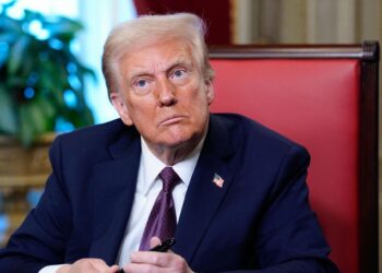 Washington (United States), 20/01/2025.- Newly sworn-in President Donald Trump takes part in a signing ceremony in the President's Room following the 60th inaugural ceremony at the US Capitol in Washington, DC, USA, 20 January 2025. Trump became the 47th president of the United States in a rare indoor inauguration ceremony. The parade was also moved inside Capitol One Arena due to weather. (Estados Unidos) EFE/EPA/Melina Mara / POOL