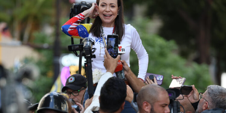 AME9799. CARACAS (VENEZUELA), 09/01/2025.- La líder antichavista María Corina Machado da declaraciones a la prensa este jueves, en una manifestación en Caracas (Venezuela). Machado anunció, a un día de la toma de posesión presidencial, el comienzo de una "nueva fase" del proceso para "la libertad de Venezuela", y pidió a los ciudadanos estar atentos a las señales sobre los próximos pasos. EFE/ Miguel Gutiérrez