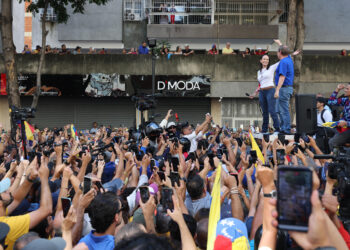 AME9799. CARACAS (VENEZUELA), 09/01/2025.- La líder antichavista María Corina Machado (i) saluda al exdiputado venezolano Juan Pablo Guanipa este jueves, en una manifestación en Caracas (Venezuela). Machado anunció, a un día de la toma de posesión presidencial, el comienzo de una "nueva fase" del proceso para "la libertad de Venezuela", y pidió a los ciudadanos estar atentos a las señales sobre los próximos pasos. EFE/ Miguel Gutiérrez