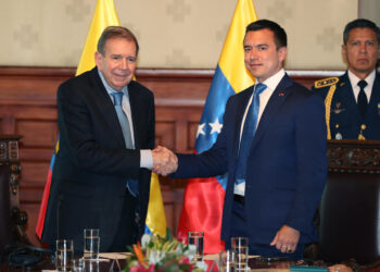 AME4643. QUITO (ECUADOR), 28/01/2025.- El presidente de Ecuador, Daniel Noboa (d), posa con el líder antichavista Edmundo González Urrutia, este martes en el Palacio de Gobierno en Quito (Ecuador). González Urrutia visita Ecuador para reunirse con Noboa -quien lo reconoce como ganador de las presidenciales-, tras visitar, en las últimas semanas, Argentina, Uruguay, Panamá, República Dominicana, Guatemala, Costa Rica y Estados Unidos. EFE/ José Jácome