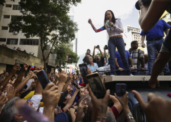 AME9799. CARACAS (VENEZUELA), 09/01/2025.- La líder antichavista María Corina Machado pronuncia un discurso este jueves, en una manifestación en Caracas (Venezuela). La organización Human Rights Watch (HRW) confirmó hoy la detención de la líder opositora María Corina Machado tras marcharse de la protesta que convocó para reivindicar la victoria del antichavista Edmundo González Urrutia en las elecciones presidenciales del pasado 28 de julio y exigió su liberación. EFE/ Ronald Pena R.