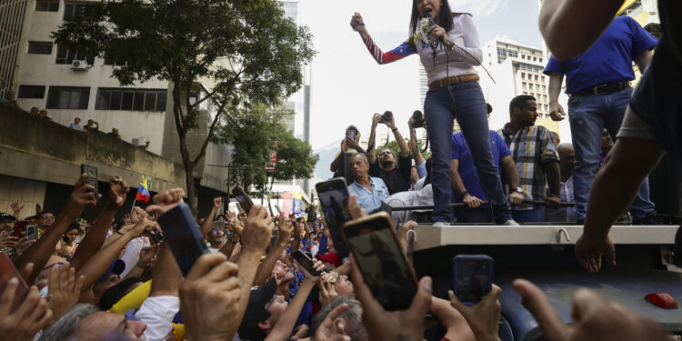 AME9799. CARACAS (VENEZUELA), 09/01/2025.- La líder antichavista María Corina Machado pronuncia un discurso este jueves, en una manifestación en Caracas (Venezuela). La organización Human Rights Watch (HRW) confirmó hoy la detención de la líder opositora María Corina Machado tras marcharse de la protesta que convocó para reivindicar la victoria del antichavista Edmundo González Urrutia en las elecciones presidenciales del pasado 28 de julio y exigió su liberación. EFE/ Ronald Pena R.