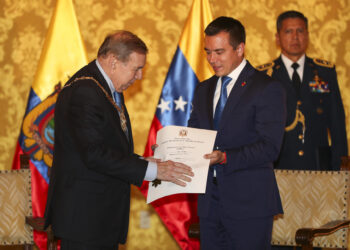 AME4684. QUITO (ECUADOR), 28/01/2025.- El presidente de Ecuador, Daniel Noboa (d), condecora  al líder antichavista Edmundo González Urrutia, con la Orden Nacional al Mérito en el grado de Gran Collar este martes en el Palacio de Gobierno en Quito (Ecuador). González Urrutia visita Ecuador para reunirse con Noboa -quien lo reconoce como ganador de las presidenciales-, tras visitar, en las últimas semanas, Argentina, Uruguay, Panamá, República Dominicana, Guatemala, Costa Rica y Estados Unidos. EFE/ José Jácome