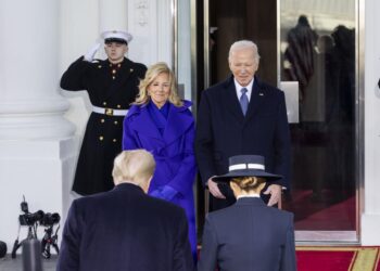 Washington (United States), 20/01/2025.- US President Joe Biden (Back, R) and First Lady Jill Biden (Back, L) welcome President-elect Donald Trump (Front, L) and his wife Melania Trump (Front, R) to the North Portico of the White House on the morning of Trump's inauguration in Washington, DC, USA, 20 January 2025. Trump is being sworn in on 20 January 2025, though the planned outdoor ceremonies and events have been canceled due to extreme cold temperatures. EFE/EPA/JIM LO SCALZO / POOL