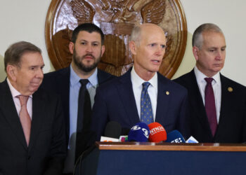 AME9236. WASHINGTON (ESTADOS UNIDOS), 07/01/2025.- El senador de Florida Rick Scott (c) habla junto al líder opositor venezolano Edmundo González Urrutia (i) tras una reunión con senadores estadounidenses este martes, en el Congreso en Washington (EE.UU.). González Urrutia, quien sostiene que ganó las elecciones en su país, concluyó su visita a Estados Unidos en la que recibió el apoyo del presidente saliente, Joe Biden, pero no concretó el esperado encuentro con el mandatario electo, Donald Trump. EFE/ Octavio Guzmán