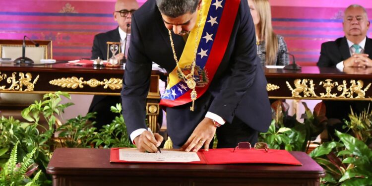 AME222. CARACAS (VENEZUELA), 10/01/2025.- Fotografía cedida por la Presidencia de Cuba del presidente de Venezuela, Nicolás Maduro, firmando un documento este viernes, en Caracas (Venezuela). Maduro defendió su investidura presidencial para un tercer sexenio, cuestionada por el antichavismo y gran parte de la comunidad internacional tras las denuncias opositoras de "fraude" en las elecciones de julio pasado, como una "gran victoria venezolanista" y celebró que no la pudieran "impedir". EFE/ Alejandro Azcuy / Presidencia de Cuba / SOLO USO EDITORIAL/ SOLO DISPONIBLE PARA ILUSTRAR LA NOTICIA QUE ACOMPAÑA (CRÉDITO OBLIGATORIO)