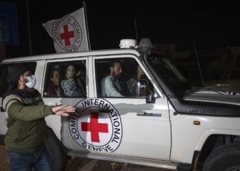 ARCHIVO - Un vehículo de la Cruz Roja con rehenes israelíes a bordo se dirige hacia Egipto desde Rafah, el sábado 25 de noviembre de 2023, en la Franja de Gaza. (AP Foto/Fatima Shbair, Archivo)