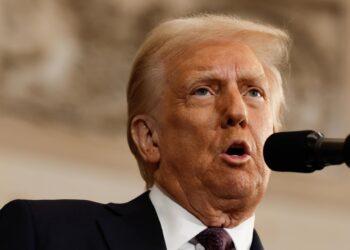 Washington (United States), 20/01/2025.- U.S. President Donald Trump speaks as former U.S. President Joe Biden looks on during inauguration ceremonies in the Rotunda of the U.S. Capitol on January 20, 2025 in Washington, DC. Donald Trump takes office for his second term as the 47th president of the United States. (Estados Unidos) EFE/EPA/Chip Somodevilla / POOL