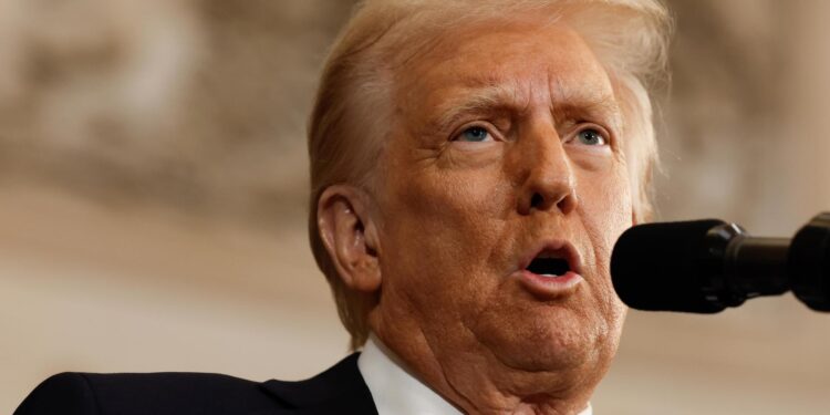 Washington (United States), 20/01/2025.- U.S. President Donald Trump speaks as former U.S. President Joe Biden looks on during inauguration ceremonies in the Rotunda of the U.S. Capitol on January 20, 2025 in Washington, DC. Donald Trump takes office for his second term as the 47th president of the United States. (Estados Unidos) EFE/EPA/Chip Somodevilla / POOL