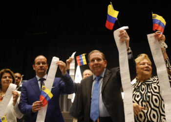 AME9427. CIUDAD DE PANAMÁ (PANAMÁ), 08/01/2025.- El líder opositor venezolano Edmundo González Urrutia (2-d) sostiene actas electorales junto a su esposa Mercedes López (d), la expresidenta de Costa Rica Laura Chinchilla (i) y el canciller de Panamá Javier Martínez-Acha este miércoles, en la Ciudad de Panamá (Panamá). González Urrutia dijo en Panamá que "de la suerte" de la lucha de la oposición contra el Gobierno de Nicolás Maduro en Venezuela "depende en gran medida la estabilidad democrática" del hemisferio. EFE/ Bienvenido Velasco