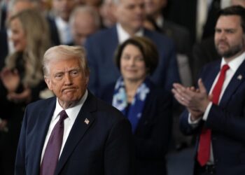 Washington (Usa), 20/01/2025.- us President Donald Trump finishes his inaugural address as Vice President JD Vance applauds during the 60th Presidential Inauguration in the Rotunda of the U.S. Capitol in Washington, DC, USA, 20 January 2025. EFE/EPA/JULIA DEMAREE NIKHINSON / POOL