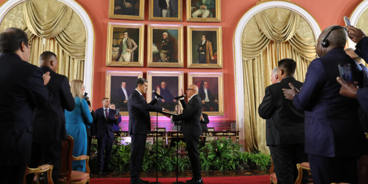 AME171. CARACAS (VENEZUELA), 10/01/2025.- Fotografía cedida por el Palacio de Miraflores del presidente de Venezuela, Nicolás Maduro (c-i), durante su juramentación frente al presidente de la Asamblea Nacional (AN) de Venezuela, Jorge Rodríguez, este viernes, en Caracas (Venezuela). Maduro fue juramentado como el presidente de Venezuela, para el período 2025-2031, por la Asamblea Nacional (AN, Parlamento), controlado por el oficialismo, pese a que la oposición mayoritaria reivindica que Edmundo González Urrutia fue el ganador de los comicios de julio pasado. EFE/ Palacio de Miraflores /SOLO USO EDITORIAL/ SOLO DISPONIBLE PARA ILUSTRAR LA NOTICIA QUE ACOMPAÑA (CRÉDITO OBLIGATORIO)