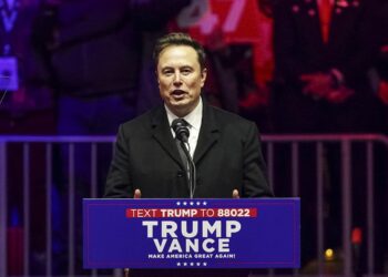 Washington (United States), 19/01/2025.- Businessman Elon Musk speaks during a rally with President-elect Donald Trump at Capital One Arena in Washington, DC, USA, 19 January 2025. President-elect Donald Trump, who defeated Joe Biden to become the 47th president of the United States, will be inaugurated on 20 January, though all of the planned outdoor ceremonies and events have been cancelled due to a forecast of extreme cold temperatures. (Estados Unidos) EFE/EPA/WILL OLIVER