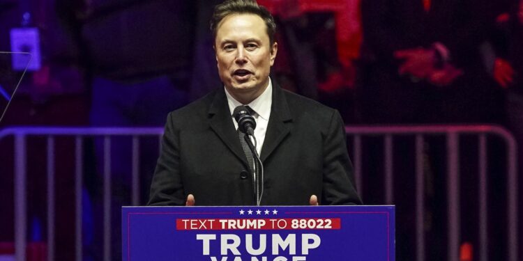 Washington (United States), 19/01/2025.- Businessman Elon Musk speaks during a rally with President-elect Donald Trump at Capital One Arena in Washington, DC, USA, 19 January 2025. President-elect Donald Trump, who defeated Joe Biden to become the 47th president of the United States, will be inaugurated on 20 January, though all of the planned outdoor ceremonies and events have been cancelled due to a forecast of extreme cold temperatures. (Estados Unidos) EFE/EPA/WILL OLIVER