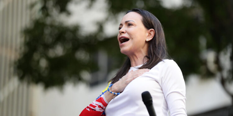 AME9799. CARACAS (VENEZUELA), 09/01/2025.- La líder antichavista María Corina Machado pronuncia un discurso este jueves, en una manifestación en Caracas (Venezuela). Machado expresó, cuando salió de la clandestinidad para participar en una protesta en Caracas, que Venezuela "superó el miedo" al estar en las calles para -aseguró- defender el reclamado triunfo de Edmundo González Urrutia en las elecciones del pasado julio, en las que Nicolás Maduro fue proclamado ganador por el organismo comicial. EFE/ Ronald Pena R.