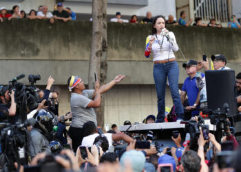 AME9799. CARACAS (VENEZUELA), 09/01/2025.- La líder antichavista María Corina Machado pronuncia un discurso este jueves, en una manifestación en Caracas (Venezuela). Machado expresó, cuando salió de la clandestinidad para participar en una protesta en Caracas, que Venezuela "superó el miedo" al estar en las calles para -aseguró- defender el reclamado triunfo de Edmundo González Urrutia en las elecciones del pasado julio, en las que Nicolás Maduro fue proclamado ganador por el organismo comicial. EFE/ Ronald Pena R.