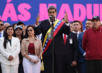 AME291. CARACAS (VENEZUELA), 10/01/2025.- El líder chavista Nicolás Maduro (c) pronuncia un discurso junto al presidente de Nicaragua, Daniel Ortega (d), este viernes, en Miraflores a unos 74 km de Caracas (Venezuela). Maduro defendió este viernes su investidura presidencial para un tercer sexenio, cuestionada por el antichavismo y gran parte de la comunidad internacional tras las denuncias opositoras de "fraude" en las elecciones de julio pasado, como una "gran victoria venezolanista" y celebró que no la pudieran "impedir". EFE/ Ronald Peña R.