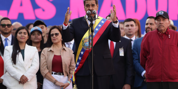 AME291. CARACAS (VENEZUELA), 10/01/2025.- El líder chavista Nicolás Maduro (c) pronuncia un discurso junto al presidente de Nicaragua, Daniel Ortega (d), este viernes, en Miraflores a unos 74 km de Caracas (Venezuela). Maduro defendió este viernes su investidura presidencial para un tercer sexenio, cuestionada por el antichavismo y gran parte de la comunidad internacional tras las denuncias opositoras de "fraude" en las elecciones de julio pasado, como una "gran victoria venezolanista" y celebró que no la pudieran "impedir". EFE/ Ronald Peña R.