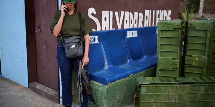 Miembros de la Milicia Bolivariana y simpatizantes del presidente Nicolás Maduro marchan para pedir lealtad REUTERS