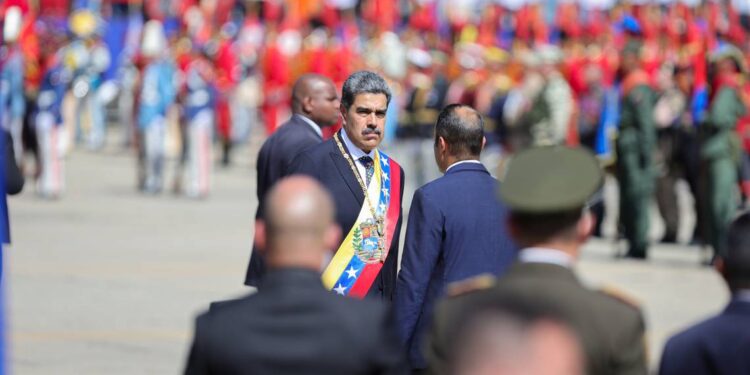 10 January 2025, Venezuela, Caracas: Nicolas Maduro (M), President of Venezuela, at a ceremony on the day he was sworn in for a third term as Venezuelan head of state. Photo: Andres Gonzalez/dpa/Sipa USA picture alliance dpa/picture-alliance/Sipa USA  Read more at: https://www.elnuevoherald.com/noticias/florida/sur-de-la-florida/article298513653.html#storylink=cpy