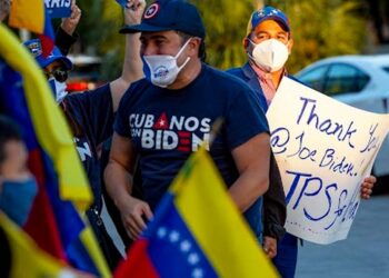 La gente ondea la bandera de Venezuela y carteles de agradecimiento al presidente Joe Biden mientras celebran la aprobación del Estatus de Protección Temporal para más de 300,000 ciudadanos venezolanos que viven en Estados Unidos, en El Arepazo en Doral, Florida, el 9 de marzo de 2021. Daniel A. Varela dvarela@miamiherald.com