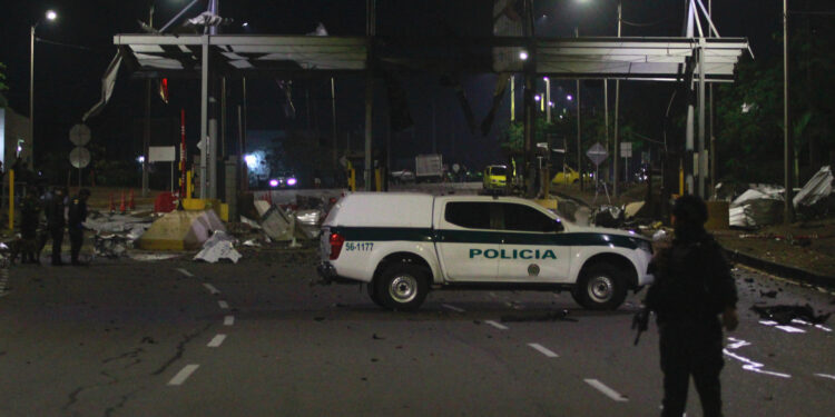 COL100. CÚCUTA (COLOMBIA), 20/02/2025.- Policías inspeccionan el peaje de Villa del Rosario destruido por explosivos este jueves en Cúcuta (Colombia). Una oleada terrorista sacudió en las últimas horas la frontera de Colombia con Venezuela donde desconocidos destruyeron el peaje ubicado en la autopista internacional que comunica a Cúcuta con San Antonio del Táchira, confirmaron las autoridades. EFE/ Mario Caicedo